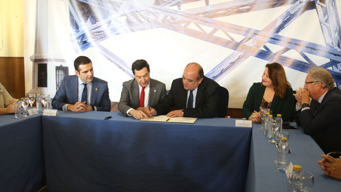 Ramón Fernández-Pacheco, Juan Manuel Moreno, José María Gallart y Carmen Crespo durante la firma del programa de Ecomares en enero