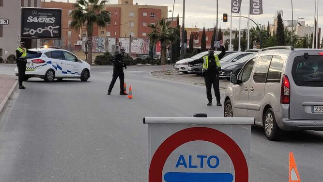 Control de la Policía Local de Almería en uno de los accesos a la ciudad.