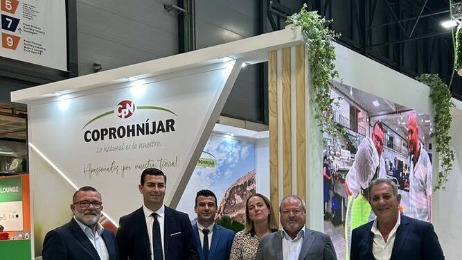 El alcalde y concejal de Agricultura visitaron el stand de Coprohnijar