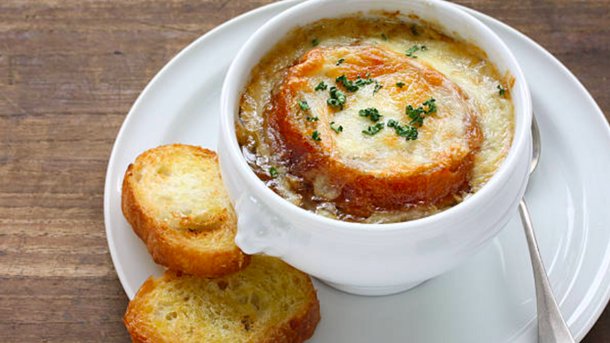 Sopa de cebolla: simple, sabrosa y cálida para el frío