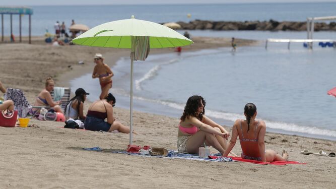 Bañistas disfrutando del buen tiempo en la playa de El Zapillo.