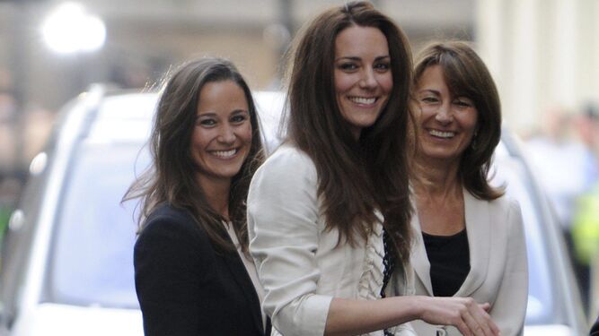 Kate Middleton en vísperas de su boda en 2011, entre su hermana Pippa y su madre, Carole