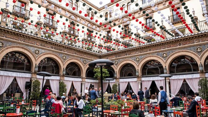 El patio del Hotel Alfonso XIII de Sevilla transformado en una caseta de la Feria.