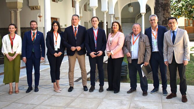 Foto de familia en el Parlamento de Andalucía.