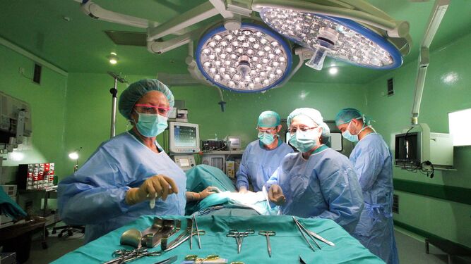 Un equipo médico del hospital Juan Ramón Jiménez de Huelva interviene de cáncer de mama a una paciente.
