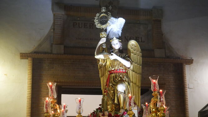 Salida procesional del ángel con la Santa Cruz del Voto.