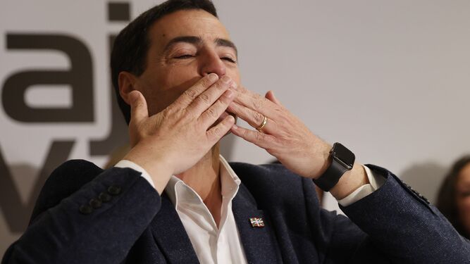 Imanol Pradales, candidato del PNV, lanza un beso a los simpatizantes del PNV en la sede de Bilbao.