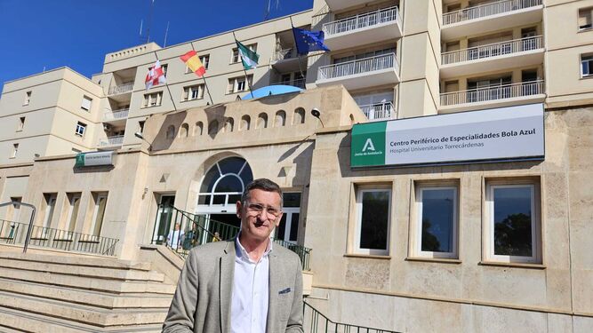José Luis Sánchez Teruel, parlamentario andaluz del PSOE a las puertas del Centro Periférico de Especialidades Bola Azul