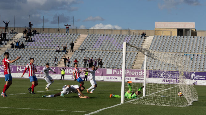 El futbolista del conjunto jienense Carlos Fernández anota el segundo gol frente a los almerienses.